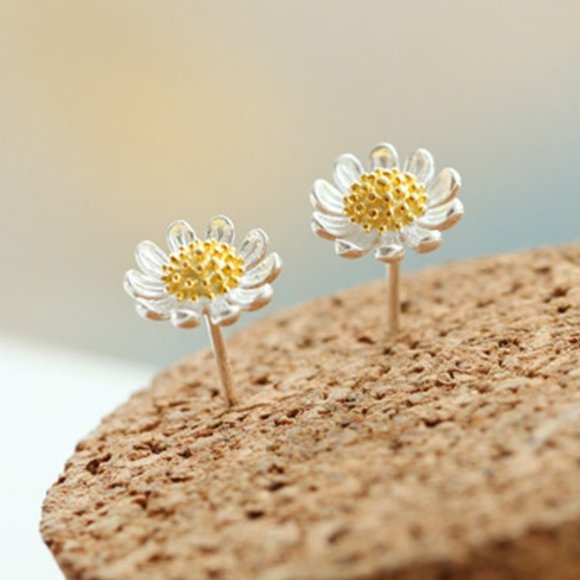 925 Sterling Silver Two Tone Daisy Stud Earrings - Picture 3 of 5